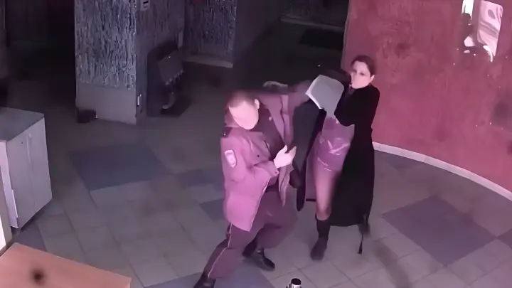 Челябинка напала на участкового за отказ взломать дверь