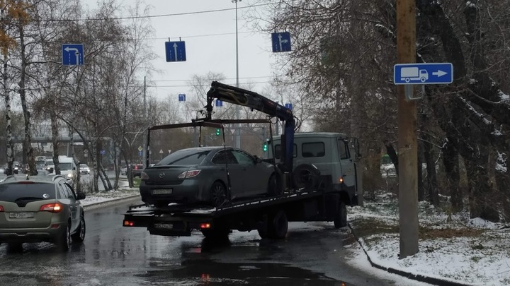 В Челябинске сильный снегопад вызвал массовые ДТП на магистральных улицах