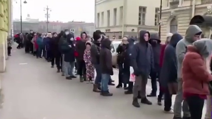 Страсть к халяве неистребима: в Сети обсуждают толпу около Кунсткамеры в разгар падемии
