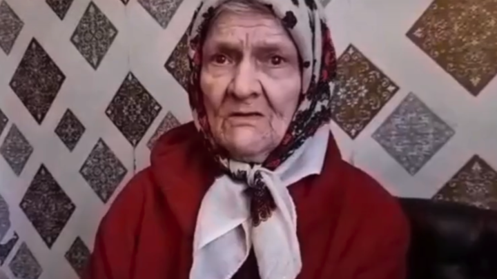 Заходить только в противогазе: в Челябинской области женщина живёт под землёй