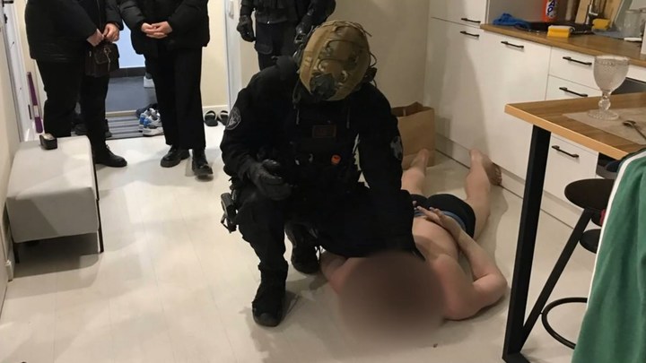 Сотрудники ОМОН ворвались в колл-центр мошенников в Новосибирске