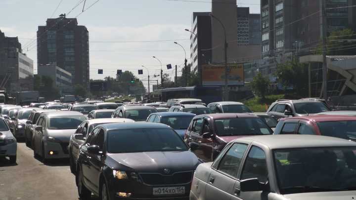 Новосибирцы встали в пробках на улицах Петухова и Хилокской из-за ДТП