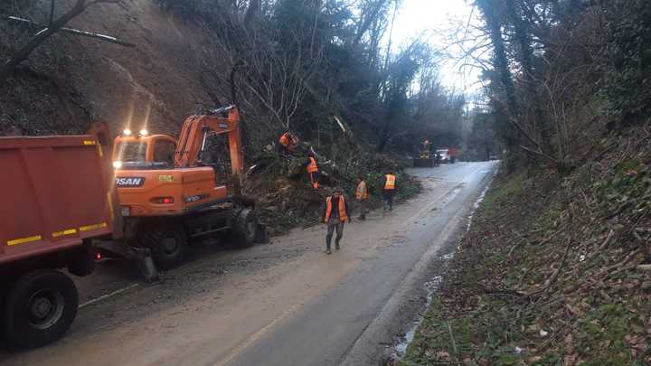 Движение по трассе в Сочи, куда сошёл сель, полностью восстановлено — власти