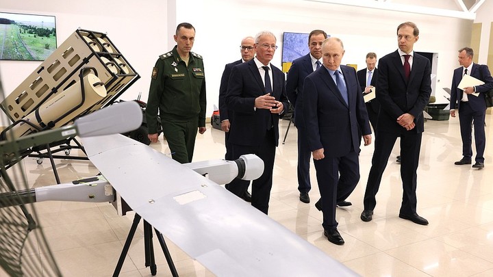 Президент Путин осмотрел завод по производству беспилотников Ланцет в Ижевске