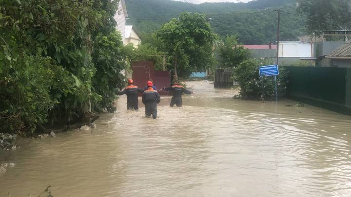 В Краснодарском крае объявили штормовое предупреждение из-за ливней и смерчей