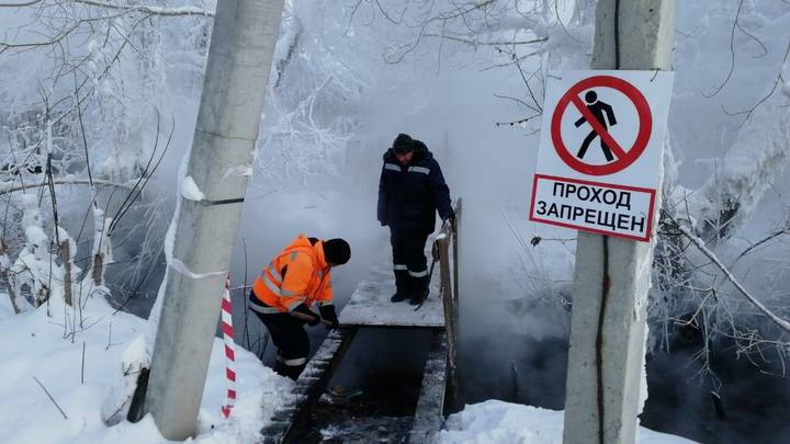 Самодельный мост через яму с кипятком демонтировали в Новосибирске