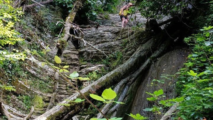 Спасатели в Сочи эвакуировали босого мужчину из горного ручья