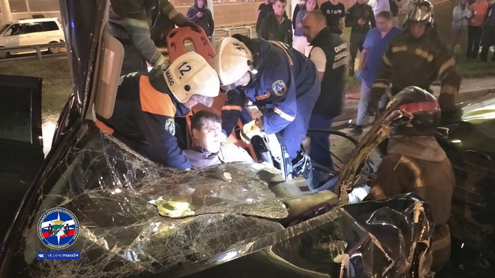 В Новосибирске произошло ДТП с подметальной машиной. Пострадавший попал в реанимацию