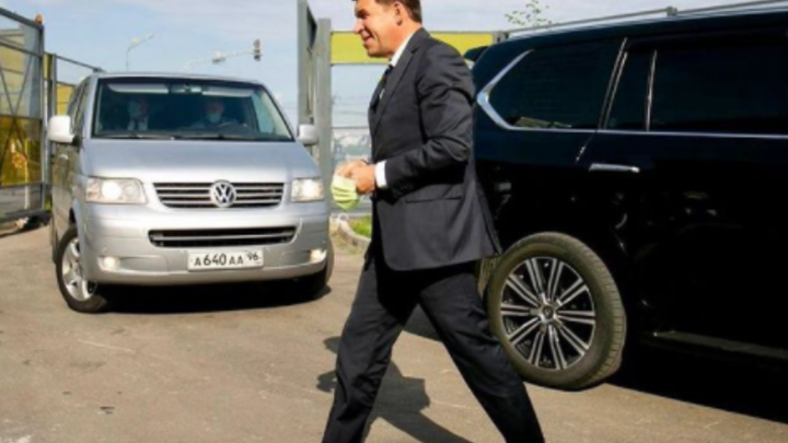 Свердловский губернатор вслед за мэром отдал машины чиновников врачам