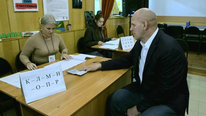 Сенатор Александр Карелин проголосовал на выборах губернатора Новосибирской области