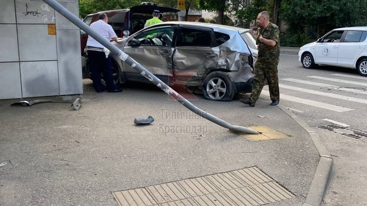 В Краснодаре две иномарки врезались в здание магазина
