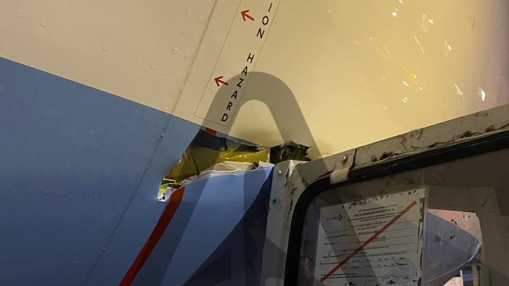 В аэропорту Сочи тягач врезался в самолёт