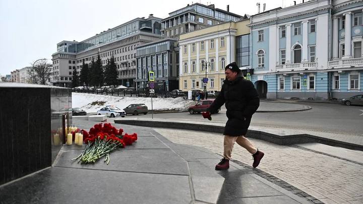 Нижегородцы несут цветы к стихийному мемориалу после теракта в Крокусе
