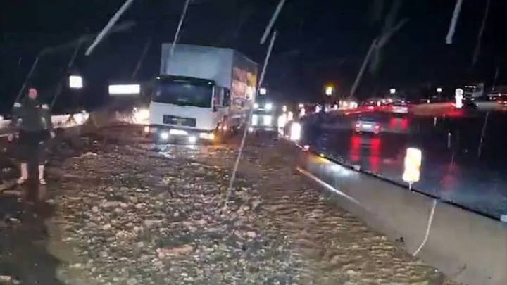 На трассе М-4 Дон в Туапсинском районе сель заблокировал грузовик