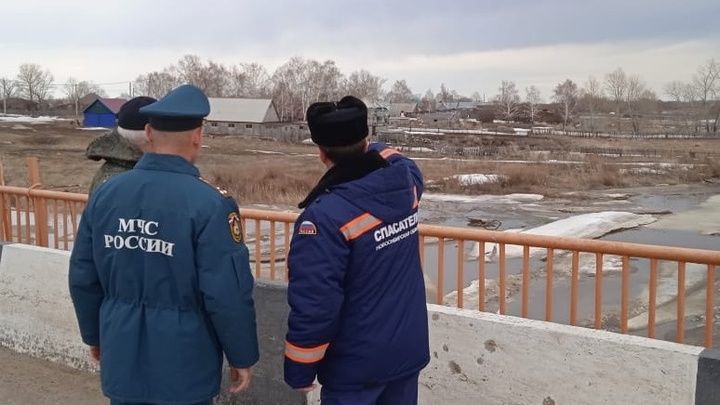 В Новосибирской области спасатели подорвали лёд на реке Иня