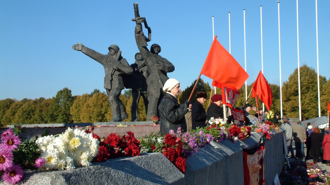 Памятники ветеранам вов бесплатно закон 2018 образцы памятников из гранита фото а шаблон лица бесплатно