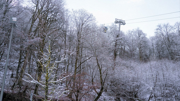 На дорогах будет скользко: В Сочи продлили предупреждение по налипанию мокрого снега в горах