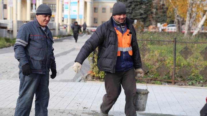 В Кургане после свежего капремонта от дома отвалилась штукатурка