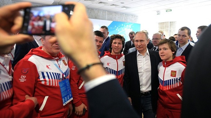 Подхрюкивающие в шоке: Спортсмены сломали стол ради селфи с Путиным - видео
