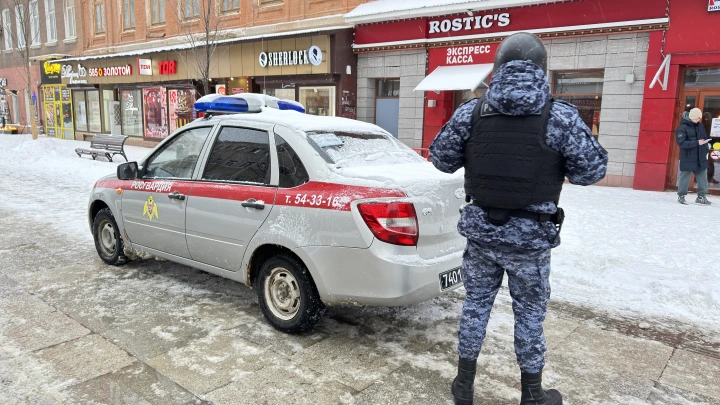 Буйного мигранта-уклониста под конвоем доставили в военкомат в Новосибирске
