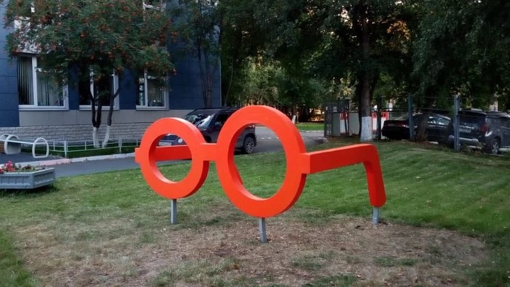 Возле гимназии №210 в Екатеринбурге установили гигантские очки