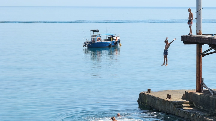 День Нептуна по-коктебельски: нудисты устроили танцы вокруг ребёнка на пляже в Крыму