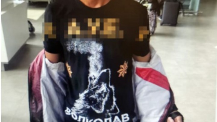 В ростовском аэропорту Платов задержали пассажира за экстремистскую символику на майке
