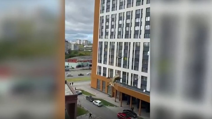 В Екатеринбурге часть фасада здания рухнула на припаркованные машины