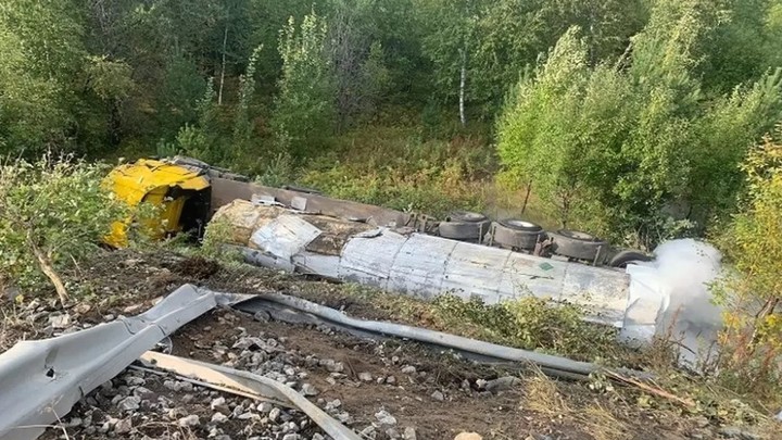 Под Екатеринбургом перевернулась фура с опасным грузом