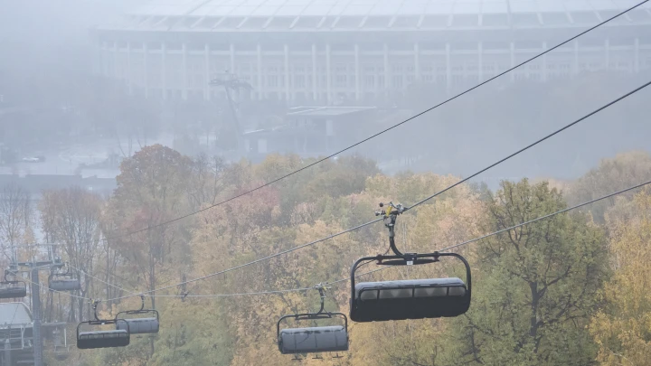 Фуникулёр не довёз: Кабинки рухнули с высоты. Скорая увозит пострадавших