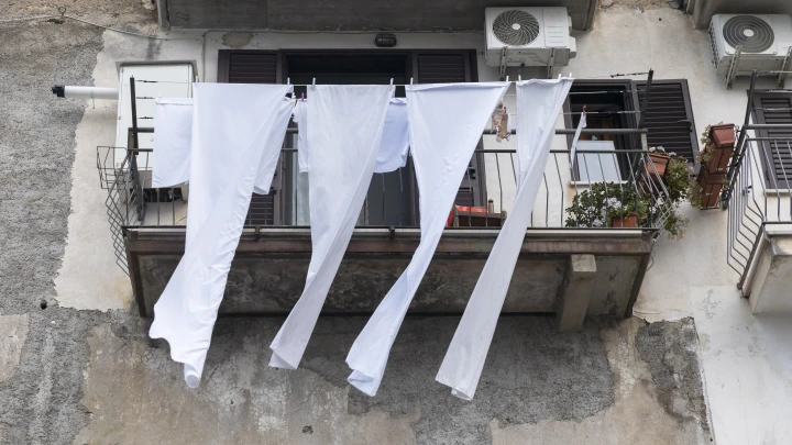 Не прошёл тест-драйв: Дрон украинского производства запутался в бельевых верёвках в Ростовской области. Кадры с места