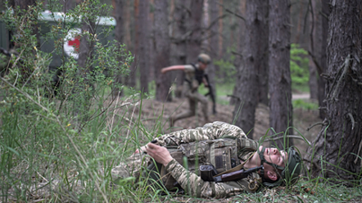 Родственники оставшихся в Сумской области солдат ВСУ просят их сдаться в плен, отправляя русские песни