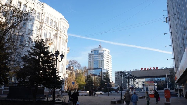 Вандалы разрисовали качели и украли голубую ель в обновлённом переулке Университетском в Ростове