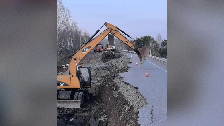 На провалившейся трассе в Кузбассе дорожники сделали технологический проезд