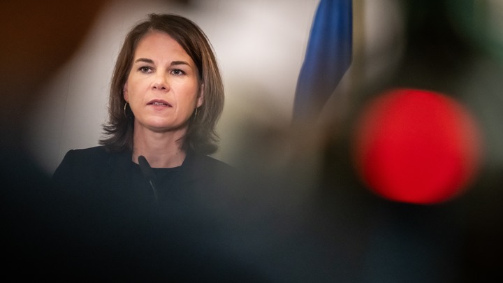 Главе МИД Германии не подали руки в Сирии. Где просчиталась Бербок?