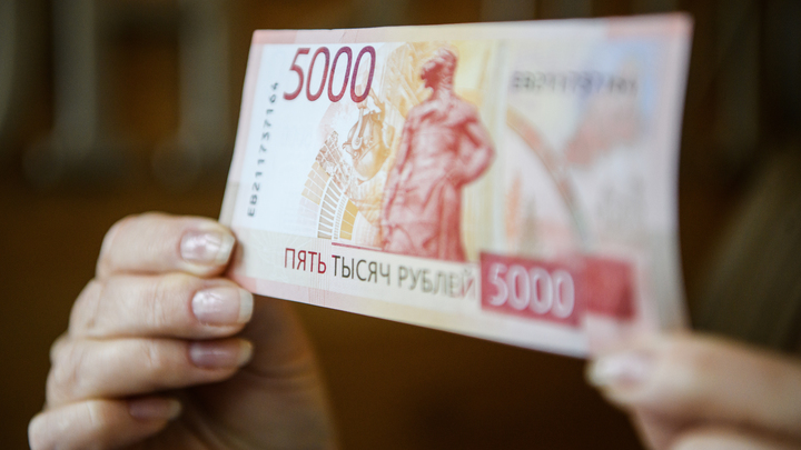 В двух регионах России ввели новые пятитысячные купюры
