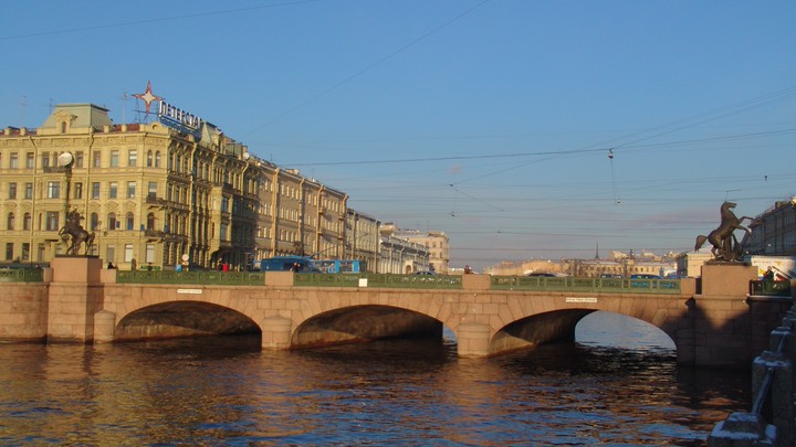 “Мостотрест” рассказал, зачем рабочие сбрасывали в Фонтанку подозрительные мешки