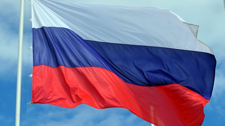 В армянском Гюмри развернули стометровый флаг России