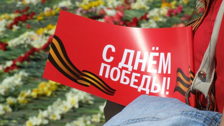 В Новокаховском дворце культуры открыли витраж с изображением Кремля и герба СССР