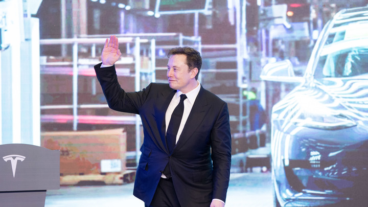 Небезопасно для работы: Маск на сцене в Шанхае стащил с себя пиджак и покорил соцсети