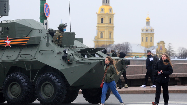 В Петербурге пустили зрителей на генеральную репетицию Парада Победы В Петербурге пустили зрителей на генеральную репетицию Парада Победы