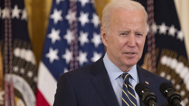 Верните чемодан!: Угроза Байдена напомнила жителям России старый анекдот