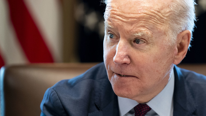 Байден запретил поставки нефти и газа из России: Цены на бензин в США продолжат расти