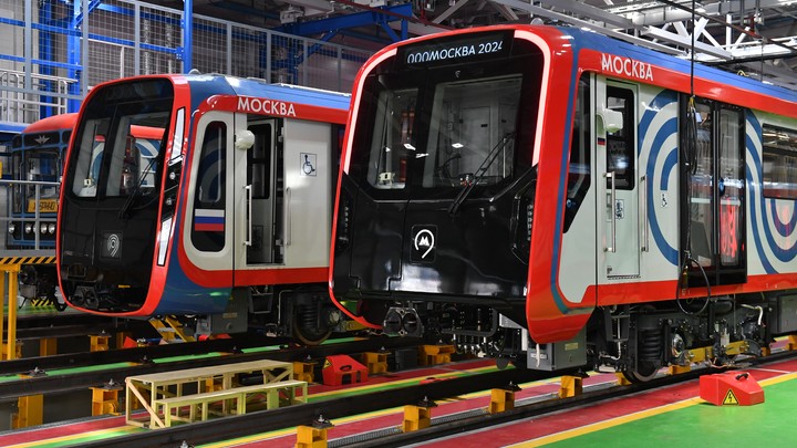 В Московском метро потеряли вагон: Восемь пассажиров застряли между станциями