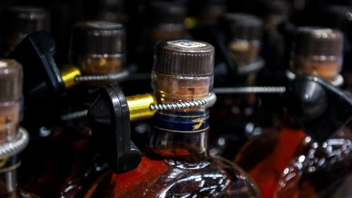 Канада ответила на санкции США: С прилавков магазинов убирают американский алкоголь