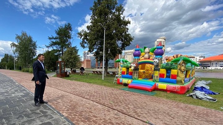 Куйвашев раскритиковал стихийные батуты, уродующие улицы Екатеринбурга
