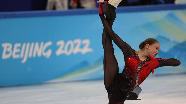 Фигурное катание на Олимпиаде-2022: Валиева победила в произвольной программе в командном турнире