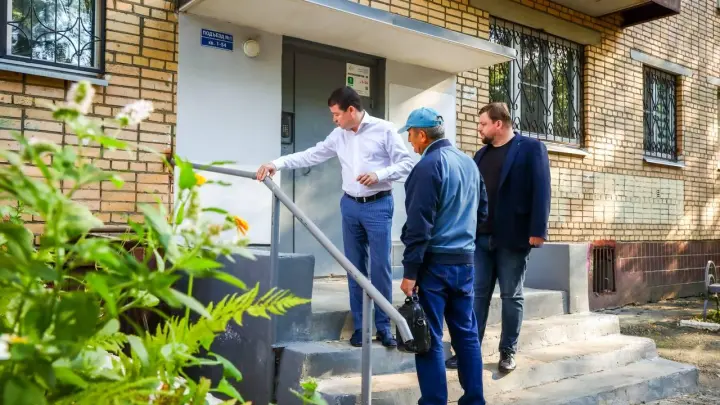 Косметический ремонт подъезда в доме на улице Космонавтов, 38 подходит к концу. Ревизию провёл глава Раменского округа