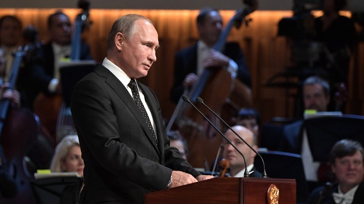 «Здесь кипение и многогранность жизни»: Путин поздравил москвичей с Днем города
