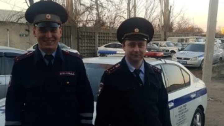 Инспекторы ДПС помогли беременной ростовчанке вовремя добраться до роддома